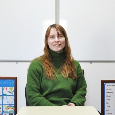 ２０２２年２月に撮った、当教室の先生が福岡市にあるWeltドイツ語教室・室見教室内に立っている写真